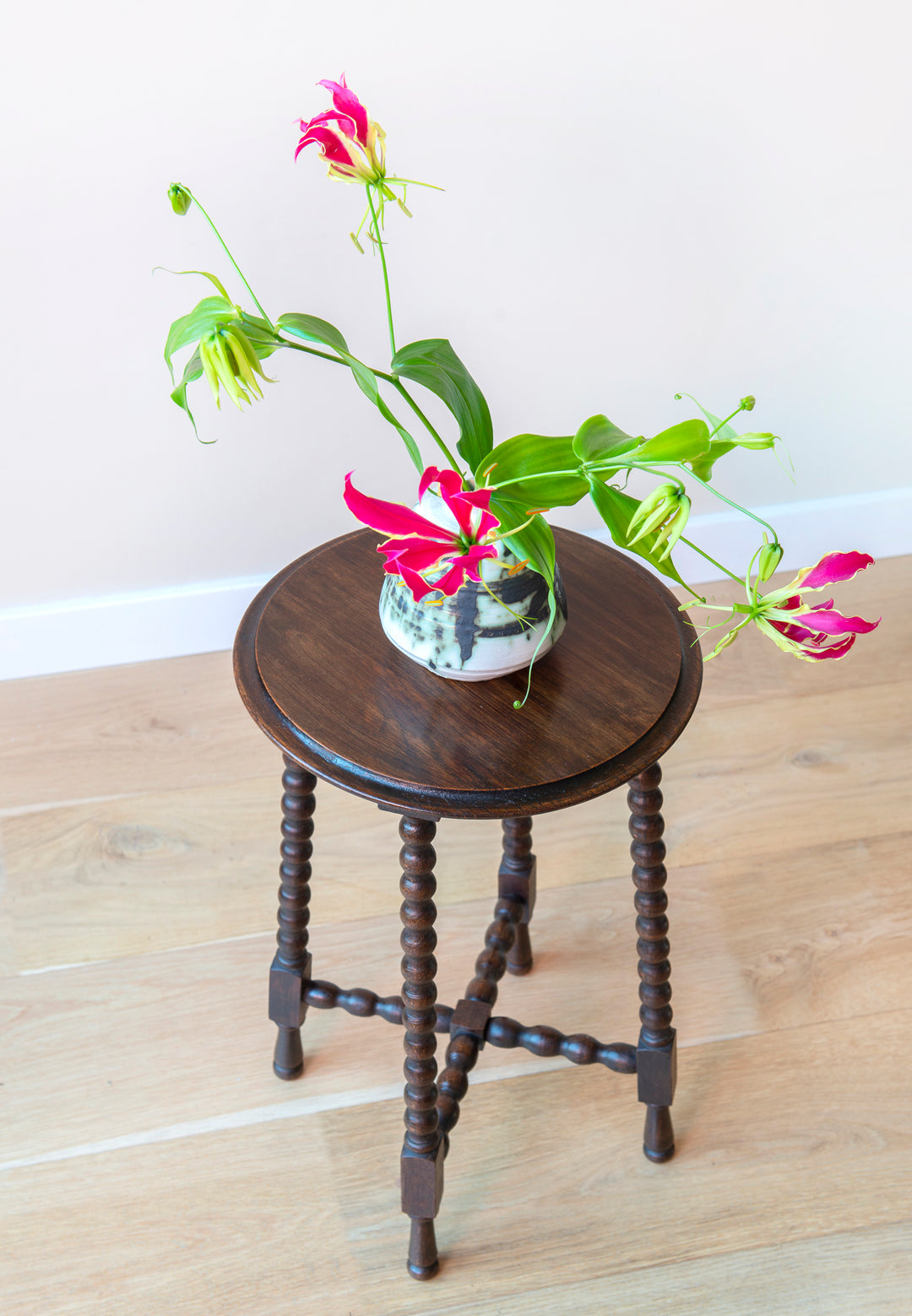 Round Art Deco Side Table With Bobbin Legs, 1920s