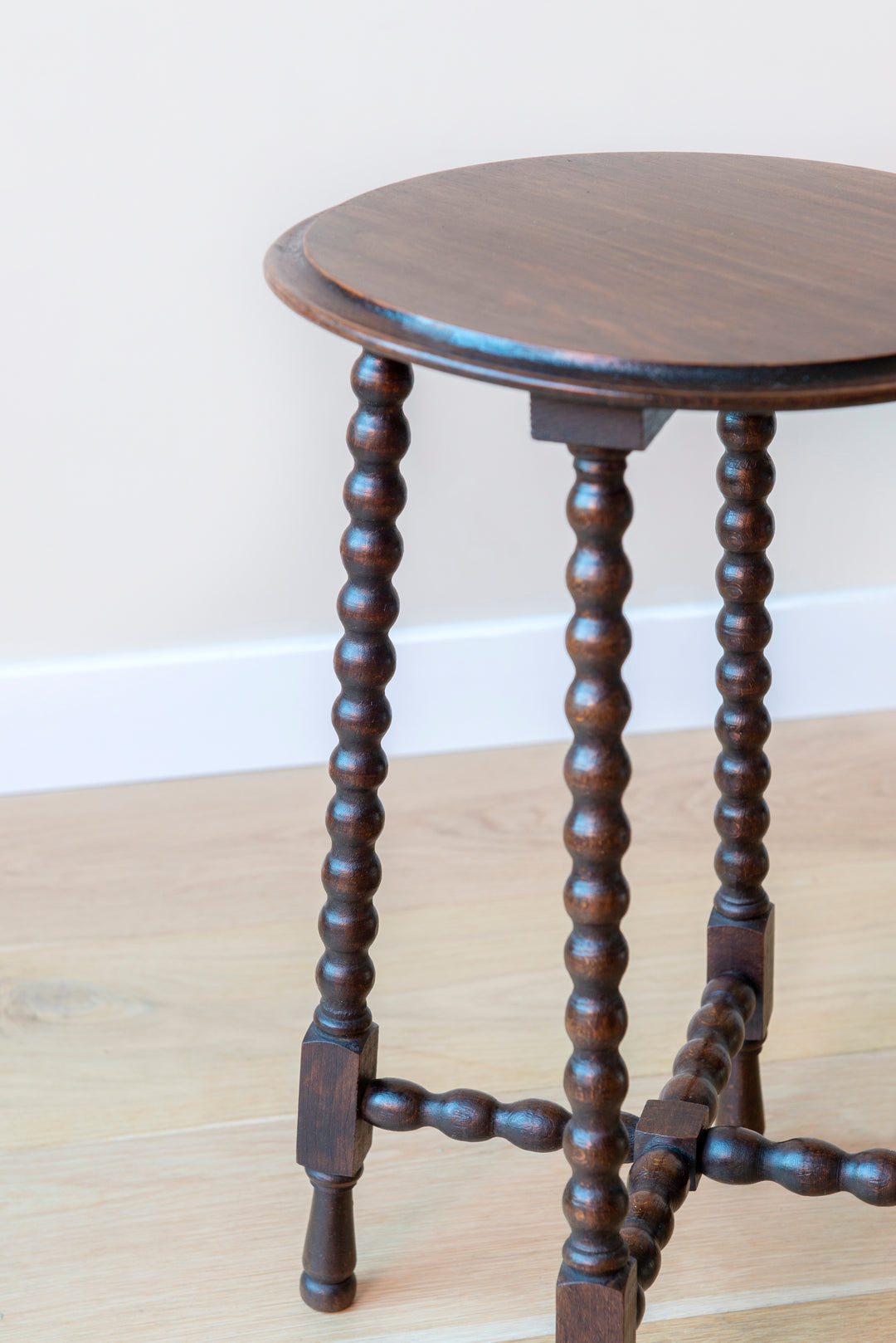 Round Art Deco Side Table With Bobbin Legs, 1920s